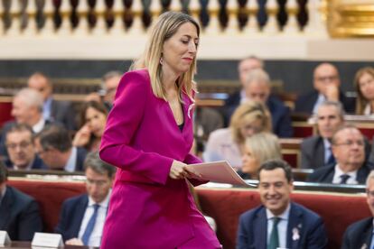 La presidenta de Extremadura, María Guardiola, durante su intervención en la Comisión General de las Comunidades Autónomas que se ha celebrado este jueves en el Senado.  Guardiola ha criticado con dureza a Pedro Sánchez, al que ha ubicado como futuro “presidente de las cenizas de España, por querer llevarla al abismo” a cambio de “siete votos, que son los que distancian la dignidad del oprobio”.