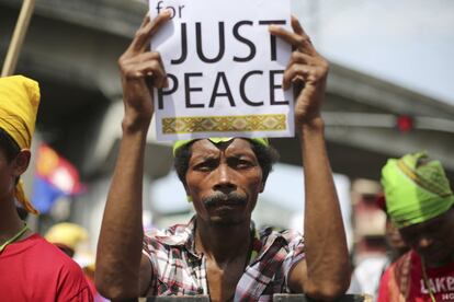 Un indígena filipino sujeta un eslogan por la paz durante una protesta en Manila (Filipinas). 