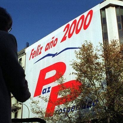 Pancarta gigante en la fachada de la sede del PP en calle Génova de Madrid, en 1999. 