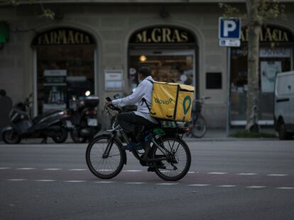 Un rider de Glovo en el centro de Barcelona.