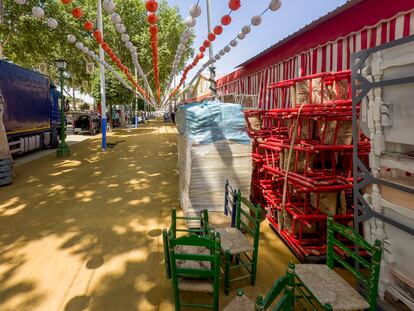 Desmontaje de la Feria de Abril, este domingo en Sevilla.