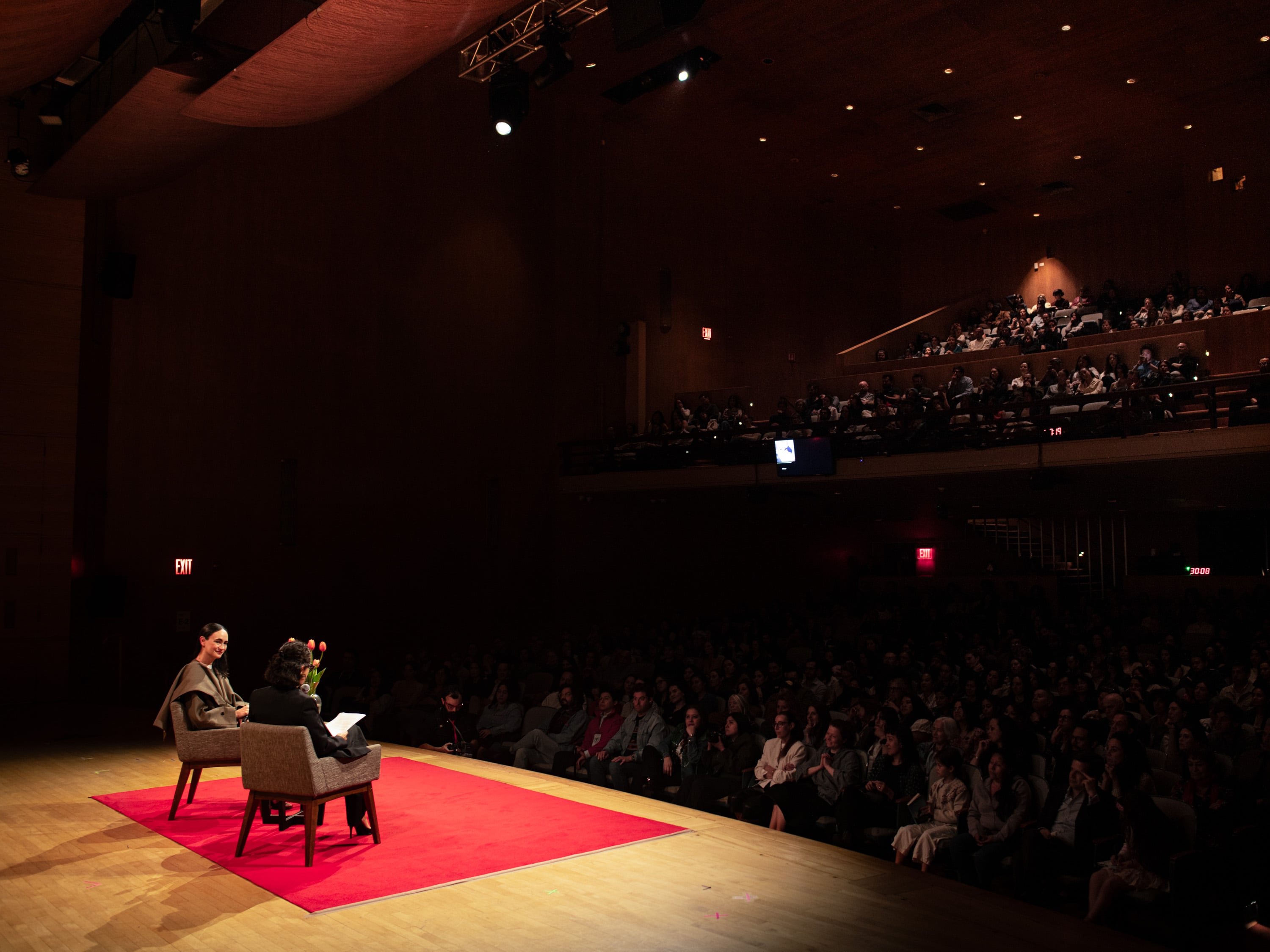 Frida Escobedo en conversación con Laura Gonzáles, este 24 de abril en Nueva York.