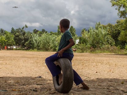 Un niño zanzibarí observa el vuelo de un dron.