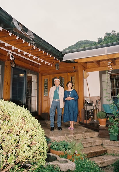 Los padres de la artesana Hyeyeong Kim posaban para ICON en la puerta de su casa. 