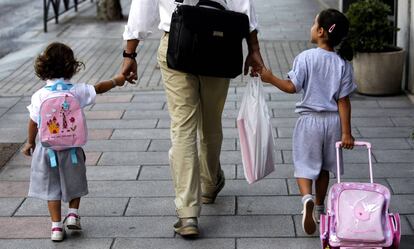 Un padre lleva a sus hijas al colegio, en Madrid. 