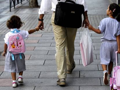 Un padre lleva a sus hijas al colegio, en Madrid. 