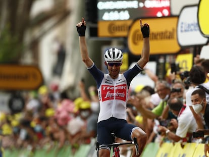 Bauke Mollema cruza la meta el primero en la 14ª etapa del Tour de Francia.