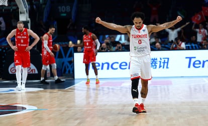 Shane Larkin celebra el triunfo de cuartos ante Polonia.