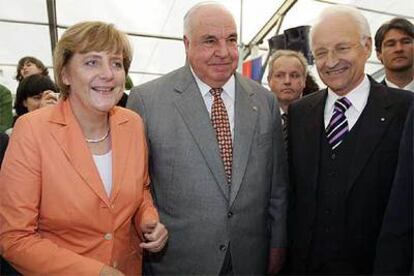 Merkel, Kohl y Stoiber (derecha), ayer en la fiesta del vino en la ciudad bávara de Wurzburg.