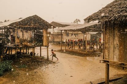 La comunidad Emberá Dobida de Puerto Antioquia es una de las 45 comunidades Emberá a lo largo del río Bojayá, donde, según la diócesis, ha habido 60 casos de suicidio entre 2015 y 2024, y más de 400 intentos de suicidio. Los conflictos intrafamiliares, las continuas guerras en la zona, el reclutamiento forzado, el aislamiento debido al conflicto, las acusaciones de los grupos armados y la falta de ayuda gubernamental son algunas de las razones por las que muchas de estas personas han optado por quitarse la vida.