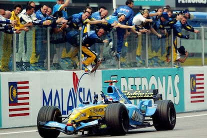 Fernando Alonso seguía batiendo récords. En el Gran Premio de Malasia de 2005 logró ganar la carrera y colocarse líder del Mundial, un nuevo hito del automovilismo español. Esa temporada vio el primero de los dos entorchados de Alonso.