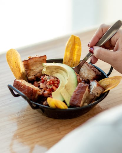 El chifrijo es un plato tradicional costarricense hecho con frijoles y chicharrones de cerdo.