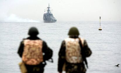 Marines ucranianos miran a la flota rusa en la bahía de Sevastopol, en 2014