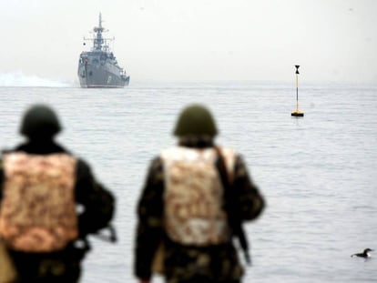 Marines ucranianos miran a la flota rusa en la bah&iacute;a de Sevastopol, en 2014