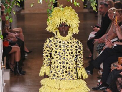Valentino reivindica el poder de la mujer negra en la Alta Costura