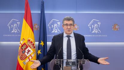 El portavoz del PSOE en el Congreso, Patxi López, durante una rueda de prensa anterior a la Junta de Portavoces, en el Congreso de los Diputados, este martes en Madrid.