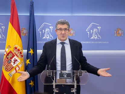 El portavoz del PSOE en el Congreso, Patxi López, durante una rueda de prensa anterior a la Junta de Portavoces, en el Congreso de los Diputados, este martes en Madrid.