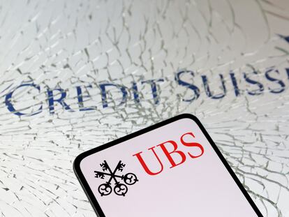 Logos de los bancos Credit Suisse y UBS.