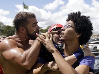 Tensão entre manifestantes contrários e a favor ao Governo Dilma, em Brasília, no dia 17 de março.