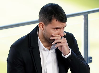 El delantero argentino Sergio Kun Agüero anunció este miércoles su retirada, a los 33 años de edad, del fútbol profesional debido a la arritmia cardiaca que sufrió el pasado 30 de octubre en el partido que el FC Barcelona, su último club como jugador en activo.