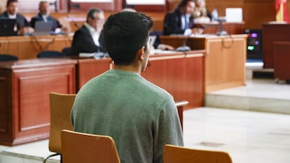 Brian Raimundo C., acusado de la brutal violación de una menor de 16 años que regresaba a casa de una discoteca de Igualada (Barcelona) durante el juicio.
