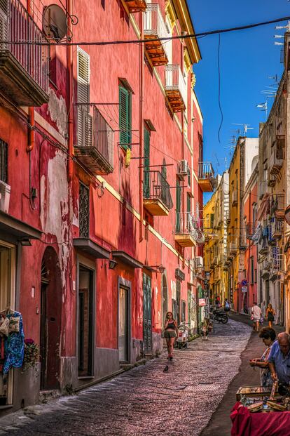 En Procida, una pequeña isla italiana de cuatro kilómetros cuadrados y 10.000 habitantes a media hora en barco desde Nápoles, se rodaron filmes como 'El cartero y Pablo Neruda' (1994), la película inspirada en la novela de Antonio Skármeta, y 'El talento de Mister Ripley' (1999), adaptación de la novela de Patricia Highsmith. Este año ha sido elegida <a href="https://www.procida2022.com/" target="">capital italiana de la cultura 2022</a>, tomando el relevo de Parma.