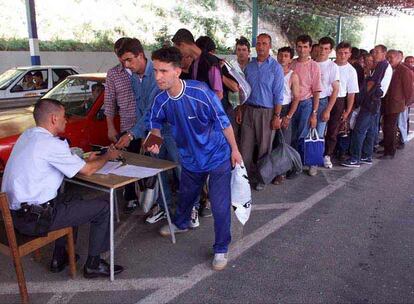 Refugiados albano-kosovares hacen fila en la frontera de Macedonia esperando regresar a sus casas después de huir por la limpieza étnica serbia