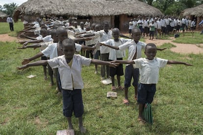 A la escuela rural de primaria y secundaria de Ngandajika (República Democrática del Congo) 4 du Janvier asisten unos 600 alumnos. Son casi una excepción en un país con tasa de alfabetización muy baja. Un 38,8% de los mayores de 15 años son analfabetos, según datos de desarrollo humano del Programa de Naciones Unidas para el Desarrollo (PNUD). El 44% de las mujeres, y el 19% de los hombres. Con más de 75,5 millones de habitantes, la República Democrática del Congo es el segundo país más grande del continente y su selva el segundo pulmón más extenso del planeta. Al mismo tiempo, es uno de los países más pobres del mundo: más del 70% de su población vive por debajo del umbral de la pobreza; gran parte de los habitantes subsiste con menos de dos dólares al día.