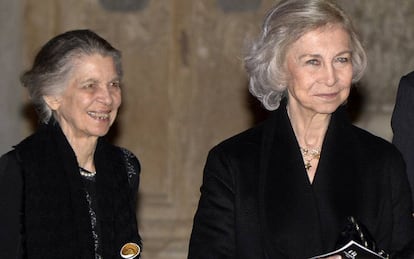 La reina Sofía, junto a su hermana Irene de Grecia, en Palma, este lunes.