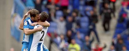 Demichelis y Víctor Sánchez se abrazan tras empatar ante el Eibar.