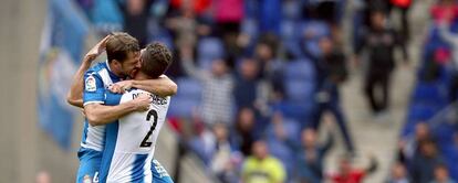 Demichelis y V&iacute;ctor S&aacute;nchez se abrazan tras empatar ante el Eibar.