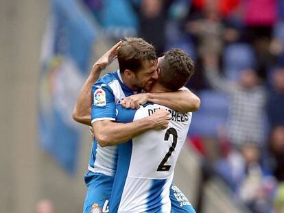 Demichelis y V&iacute;ctor S&aacute;nchez se abrazan tras empatar ante el Eibar.