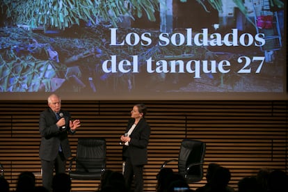 El alto representante de la UE para Política Exterior y Seguridad, Josep Borrell, y la directora del diario EL PAÍS, Pepa Bueno, durante la presentación del documental.