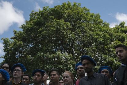 Estudiantes de la Universidad Central de Venezuela se reúnen para una rueda de prensa en el campus durante la Semana del Estudiante, que conmemora la célebre Generación del 28.