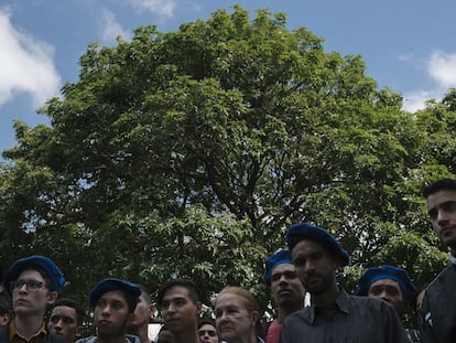 Estudiantes de la Universidad Central de Venezuela se reúnen para una rueda de prensa en el campus durante la Semana del Estudiante, que conmemora la célebre Generación del 28.