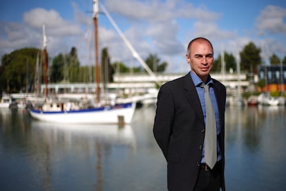 El profesor Anders Meibom, responsable de la expedición del 'Fleur de Passion' (detrás) para estudiar el coral del mar Rojo.