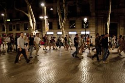 El grupo baja por la Rambla hacia el autobús nocturno en el paseo de Colón que les trasladará al Port Olímpic