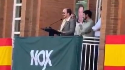 Screenshot aus dem Video, in dem Santiago Segura in seinem kommenden Film die Rolle des Torrente spielt, in dem er die Vox-Party parodiert.