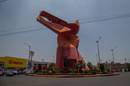 La estatua del Coyote en Ciudad Nezahualcóyotl.