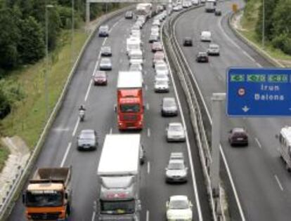 Tr&aacute;fico en la autopista Bilbao-Behobia (A-8), entre San Sebasti&aacute;n y la frontera de Francia.