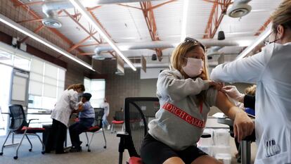 Una mujer recibe una vacuna contra la covid en California, en 2021.