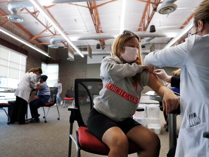 Una mujer recibe una vacuna contra la covid en California, en 2021.