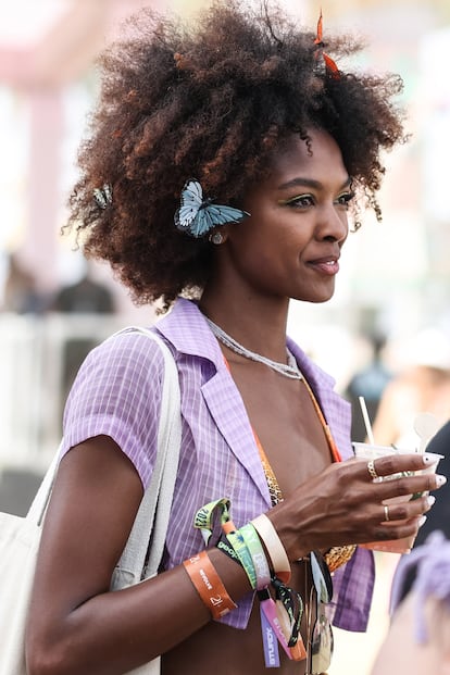 Uno de los elementos clave de los estilismos festivaleros vistos en Coachella son los accesorios y adornos para el pelo: llamativos, de formas originales y a todo color.