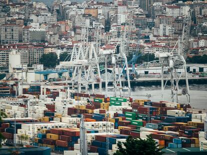 Vista de la zona de contenedores de carga del Puerto de Vigo.
