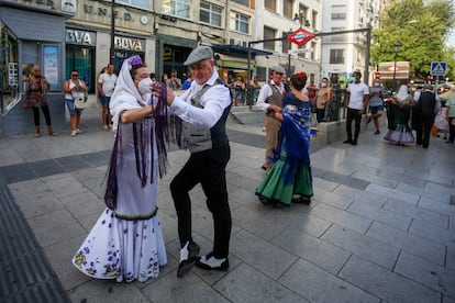 Parejas bailando el chotis en la plaza de Lavapiés durante las pasadas fiestas San Lorenzo, en agosto de 2021.