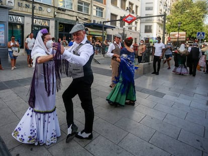 Parejas bailando el chotis en la plaza de Lavapiés durante las pasadas fiestas San Lorenzo, en agosto de 2021.