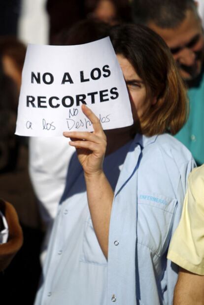 Una enfermera protesta el jueves 19 frente al hospital de La Paz.