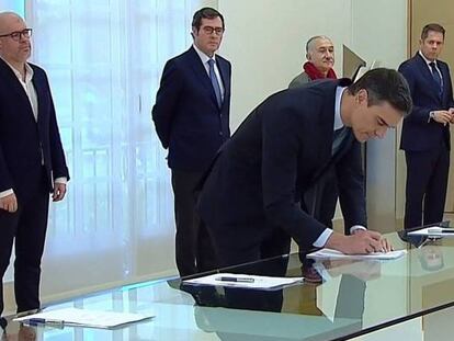 El presidente del Gobierno, Pedro Sánchez, firmando el acuerdo de renovación de los ERTE hasta el 30 de junio en presencia de los líderes patronales y sindicales. 