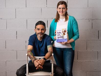 El chef de Valencia Montessori School, Juan Llorca, y la dietista-nutricionista, Melisa Gómez, acaban de publicar 'Leche con galletas'.