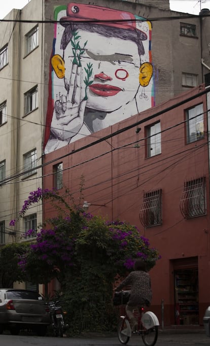 Mural de Mart en la calle Guanajuato, 53. "Pinte un brote que representa la esperanza de brotar, de volver a nacer", cuenta el artista argentino, de 28 años.